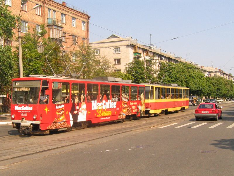 http://www.mashke.org/kievtram/pictures/routes/tram/26/tram-26-068+318-20040529-yaltinskaya.jpg