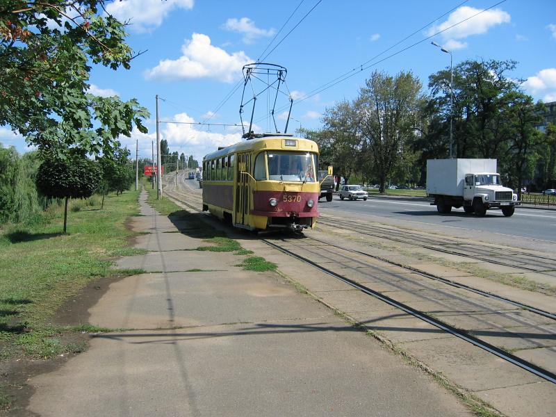 http://www.mashke.org/kievtram/pictures/routes/tram/27/tram-27-5370-20030806-vossoed-KK.jpg